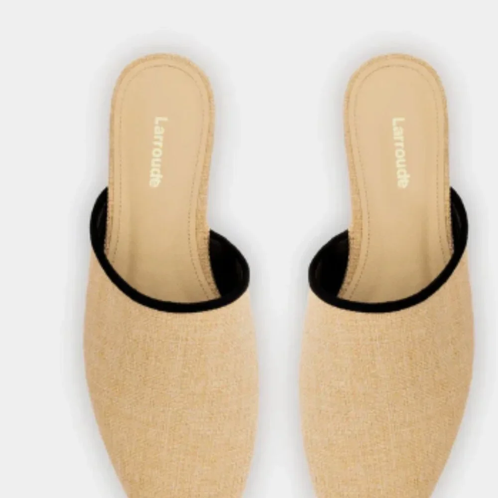 Larroudé Venice Flat Mule – Beige Raffia/Black Trim - Picture 7 of 8